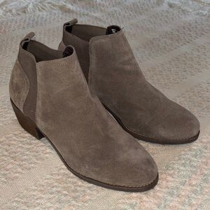 Kelly & Katie Zora Chelsea tan suede ankle booties * sz 8.5